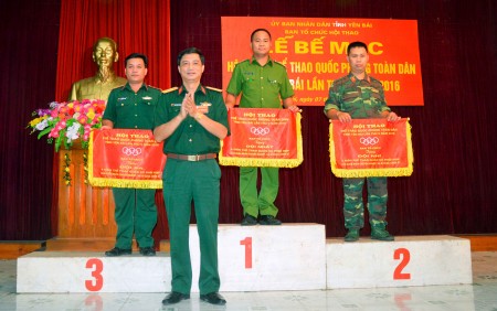 Đại tá Phạm Hồng Chương, Chỉ huy trưởng Bộ CHQS tỉnh, Phó Trưởng ban chỉ đạo Hội thao tỉnh trao cờ cho đơn vị nhất, nhì, ba đồng đội 4 môn quân sự phối hợp của sỹ quan.
