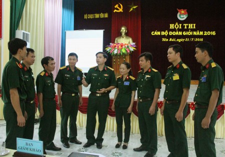 Các đại biểu trao đổi công tác đoàn với cán bộ tham dự hội thi. 