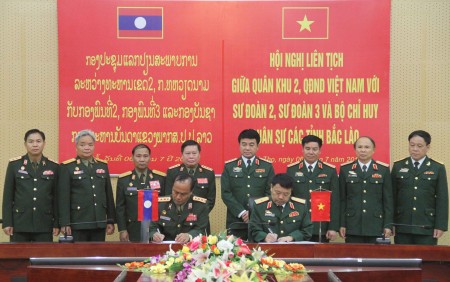 Ký biên bản ghi nhớ giữa Quân khu 2 với Sư đoàn 2, Sư đoàn 3 và Bộ CHQS các tỉnh Bắc Lào.