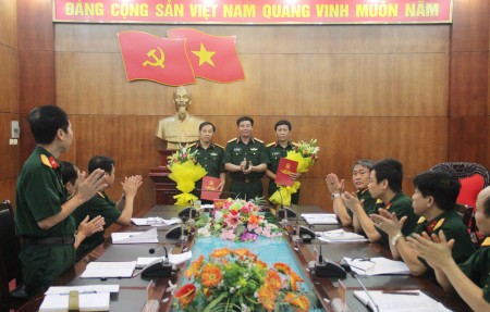 Thiếu tướng Phạm Đức Duyên trao Quyết định và tặng hoa chúc mừng các đồng chí được bổ nhiệm.