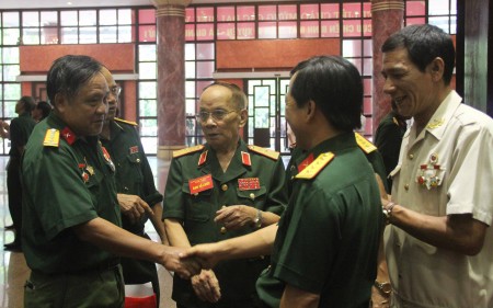 Thiếu tướng Nguyễn Văn Minh, nguyên Tư lệnh Quân đoàn 29 với các đại biểu dự gặp mặt.