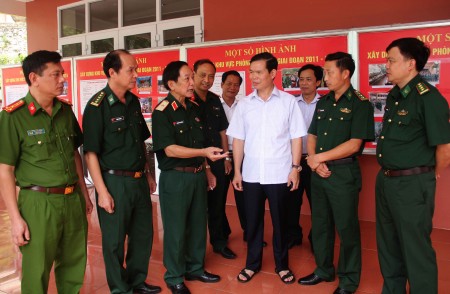 Thiếu tướng Nguyễn Văn Trường, Phó Tham mưu trưởng Quân khu trao đổi với các đại biểu về một số vấn đề xây dựng KVPT tỉnh hiện nay.