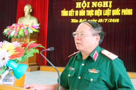 Thiếu tướng Vũ Sơn Hoàng, Phó Chủ nhiệm Chính trị Quân khu phát biểu chỉ đạo tại hội nghị.