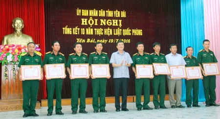 Đồng chí Nguyễn Chiến Thắng, Phó Chủ tịch UBND tỉnh trao bằng khen cho các tập thể đạt thành tích xuất sắc trong thực hiện Luật Quốc phòng.