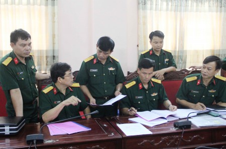 Kiểm tra hệ thống sổ sách, kế hoạch hoạt động phổ biến, giáo dục pháp luật tại Ban CHQS thành phố Vĩnh Yên.