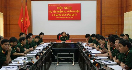 Thiếu tướng Phùng Sĩ Tấn, Ủy viên Thường vụ Đảng ủy, Phó Tư lệnh, TMT Quân khu chủ trì tại điểm cầu QK.
