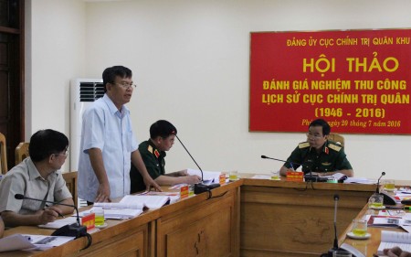 Đồng chí Nguyễn Tiến Phú, nguyên Phó Chủ nhiệm Chính trị Quân khu phát biểu ý kiến tham luận tại hội nghị.