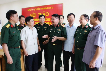 Thiếu tướng Phạm Đức Duyên, Phó Chính ủy Quân khu trao đổi với các đại biểu về lịch sử của Cục Chính trị Quân khu.