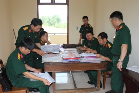 Kiểm tra sổ sách hoạt động CTĐ, CTCT tại Ban CHQS huyện Yên Sơn.