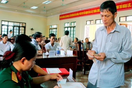 Chi trả chế độ trợ cấp tại xã Xuân Lộc, huyện Thanh Thủy, tỉnh Phú Thọ.