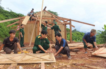 Cán bộ, nhân viên Đoàn KT-QP 379, Bộ CHQS tỉnh Điện Biên giúp người dân  bản Mường Toong 7, xã Mường Toong, huyện Mường Nhé dựng nhà.