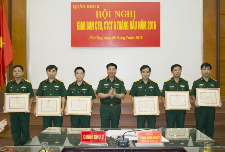 Thừa ủy quyền của Thủ tướng Chính phủ, đồng chí Chính ủy Quân khu trao Bằng khen của Thủ tướng Chính phủ cho Viện Kiểm sát Quân sự Quân khu.
