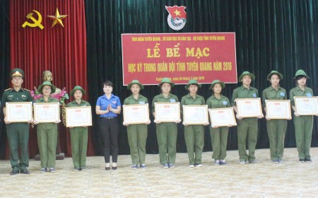 Tỉnh đoàn Tuyên Quang tặng Bằng khen cho các cá nhân đạt thành tích cao trong thời gian học tập.