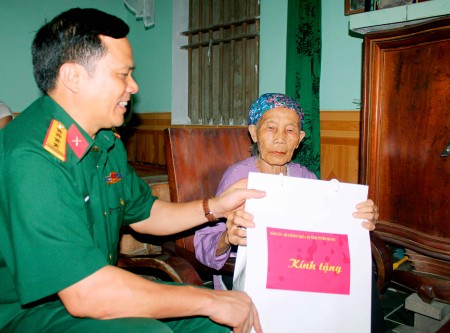 Lãnh đạo Bộ CHQS tỉnh thăm hỏi, tặng quà Mẹ Việt Nam Anh hùng Đinh Thị Lũy, xã Phúc Ứng, huyện Sơn Dương.