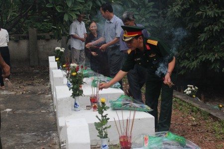 Đại tá Trần Thanh SƠn, CNCT Cục Hậu Cần Qk cùng với nhân dân trên địa bàn thắp hương tri ân các AHLS