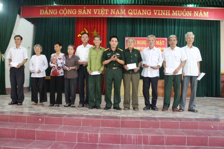 Đại tá Trần Thanh  Sơn, CNCT Cục Hậu cần thay mặt đơn vị tặng quà cho các đối tượng chính sách tại xã Hi Cương, Lâm Thao, Phú Thọ.