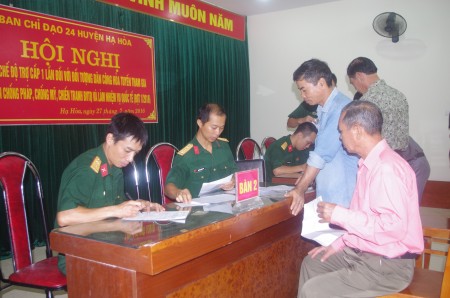 Chi trả trợ cấp cho dân công hỏa tuyến ở huyện Hạ Hòa.