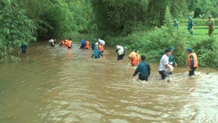 Lực lượng dân quân cùng nhân dân sơ tán tài sản khỏi vùng lũ lụt.