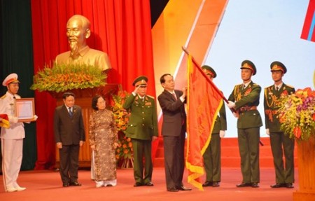 Chủ tịch nước Trần Đại Quang gắn Huân chương Lao động hạng Nhất lên Quân kỳ quyết thắng của Hội Nạn nhân chất độc da cam/dioxin. 