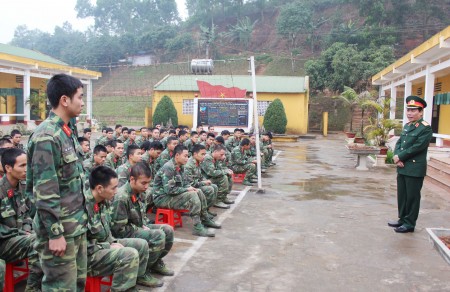 Thiếu tướng Lê Xuân Duy động viên chiến sỹ mới Lữ đoàn 406, tháng 3-2015.