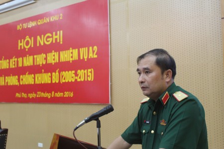 Thiếu tướng Phùng Sĩ Tấn, Phụ trách Tư lệnh Quân khu phát biểu chỉ đạo hội nghị.