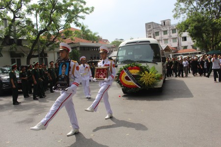 Sau lễ truy điệu, linh cữu Thiếu tướng Lê Xuân Duy được đưa về an táng tại quê nhà.
