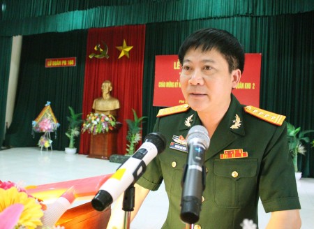 Phó Chủ nhiệm Chính trị Quân khu phát biểu tại buổi lễ.