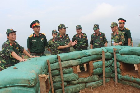 Thiếu tướng Phùng Sĩ Tấn, Phụ trách Tư lệnh Quân khu trao đổi với chỉ huy các đơn vị về cách tổ chức, bố trí lực lượng, công sự trận địa diễn tập.