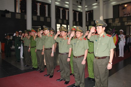 Dẫn đầu Đoàn đại biểu Đảng ủy Công an Trung ương vào viếng có Thượng tướng Tô Lâm, Bộ trưởng Bộ trưởng Bộ Công an.