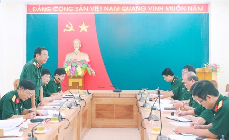 Thiếu tướng Hoàng Hữu Thế, Chủ nhiệm Chính trị Quân khu phát biểu tại hội thảo.