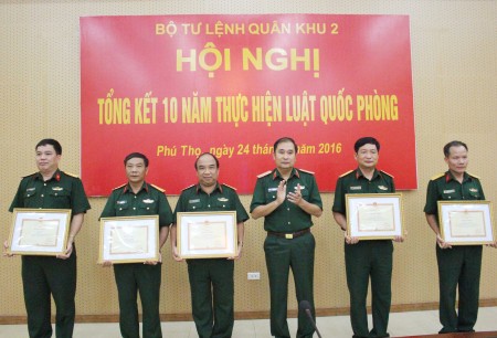 Thiếu tướng Phùng Sĩ Tấn trao Bằng khen của Bộ Tư lệnh QK cho các tập thể, cá nhân thuộc cơ quan QK có thành tích xuất sắc trong thực hiện Luật Quốc phòng.