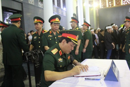Thượng tướng Lương Cường, Bí thư Trung ương Đảng, Chủ nhiệm TCCT viếng Thiếu tướng Lê Xuân Duy và ghi sổ tang.