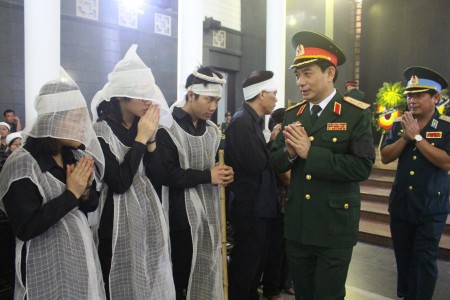  Trung tướng Phan Văn Giang dẫn đầu Đoàn Bộ Tổng Tham mưu vào viếng Thiếu tướng Lê Xuân Duy.