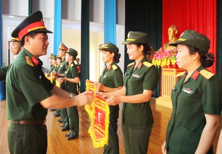 Đại tá Nguyễn Như Bách, Phó Chủ nhiệm Chính trị Quân khu trao Bằng khen tặng các vận động viên đạt thành tích cao trong tham gia hội thao.