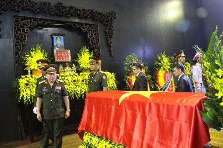 Đoàn Đại sứ quán Cộng hòa Dân chủ Nhân dân Lào vào viếng.