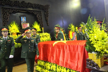 Đồng chí Chính ủy Quân khu 2 chào tiễn biệt Thiếu tướng Lê Xuân Duy.