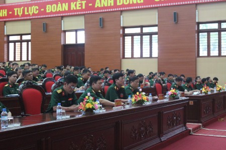 Các đại biểu và học viên dự buổi khai mạc.
