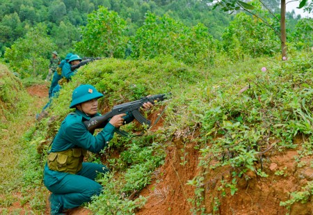 Dân quân xã Thịnh Hưng thực hành chiến đấu tập kích địch.