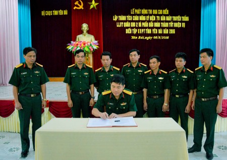 Đại diện các cơ quan, đơn vị Bộ CHQS tỉnh Yên Bái ký kết giao ước thi đua.