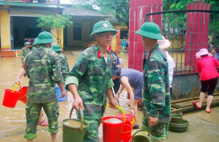 Cán bộ, chiến sỹ DBĐV Sư đoàn 355 tổng dọn vệ sinh tại Trường tiểu học Hồng Thái, thành phố Yên Bái.