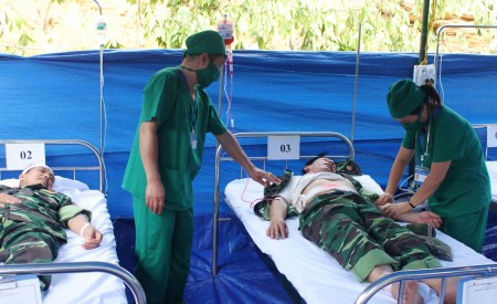 Cán bộ, nhân viên y tế huyện Bát Xát thực hành sơ cứu thương binh trong diễn tập.