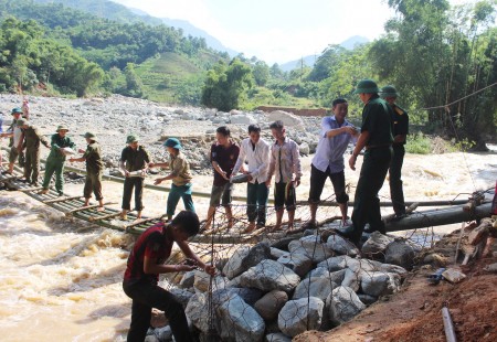 LLVT tỉnh Lào Cai bắc cầu tạm qua suối vào bản Sủng Hoảng, xã Phìn Ngan, huyện Bát Xát.