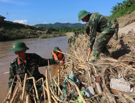 Cán bộ, chiến sĩ Đại đội 17, Bộ CHQS tỉnh Lào Cai tìm các nạn nhân bị lũ cuốn trôi.