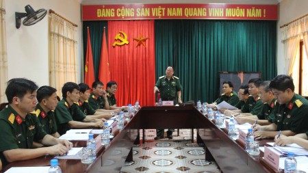 Thiếu tướng Vũ Sơn Hoàng làm việc với Đảng ủy Quân sự tỉnh Tuyên Quang.