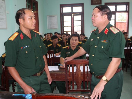 Thiếu tướng Vũ Sơn Hoàng đối thoại trực tiếp với cán bộ, nhân viên Trường Quân sự tỉnh Tuyên Quang.