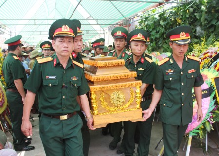 Các đồng chí trong Đảng ủy, Chỉ huy Lữ đoàn 543 và đông đảo nhân dân địa phương tiễn đưa Đại úy Cao Xuân Tú về nơi an nghỉ cuối cùng.