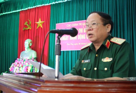 Thiếu tướng Vũ Sơn Hoàng, Phó Chủ nhiệm Chính trị Quân khu chủ trì phát động thi đua.