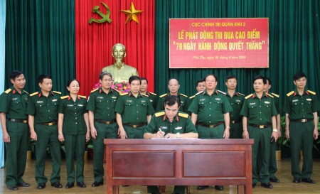 Thủ trưởng Cục Chính trị Quân khu chứng kiến đại diện các phòng, ban ký kết giao ước thi đua.