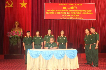 Lãnh đạo Bộ CHQS tỉnh Lai Châu chứng kiến các cơ quan, đơn vị ký kết giao ước thi đua.