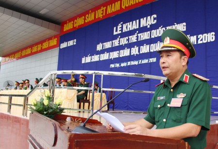 Thiếu tướng Phùng Sĩ Tấn, Phụ trách Tư lệnh Quân khu thắp lửa truyền thống và phát biểu khai mạc Hội thao.